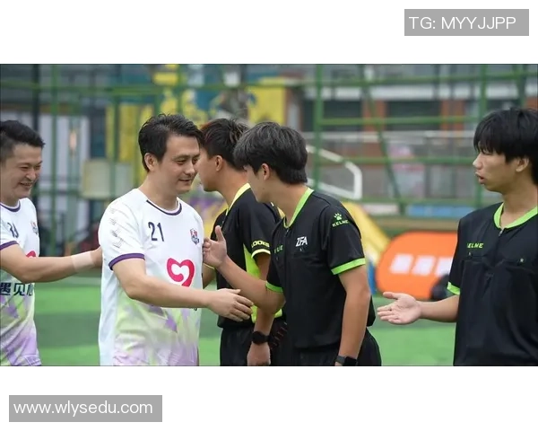 球星亲临杭州足球店购物互动 球迷热情高涨掀起新一轮潮流风暴