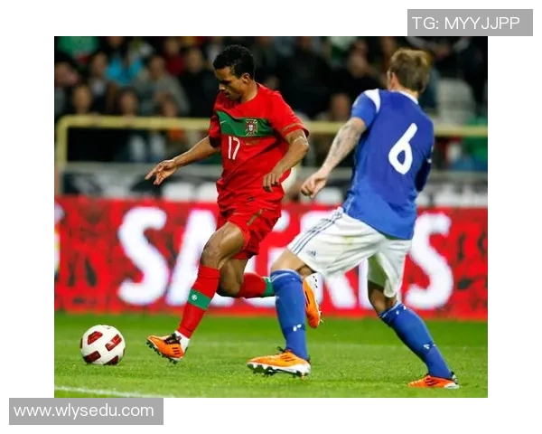 足球巨星出场瞬间引爆全场激情 揭秘明星球员的赛场魅力与战术影响