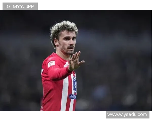 球星在足球场上激情示爱感动全场温馨一幕引发粉丝热议 球星在足球场上激情示爱感动全场温馨一幕引发粉丝热议