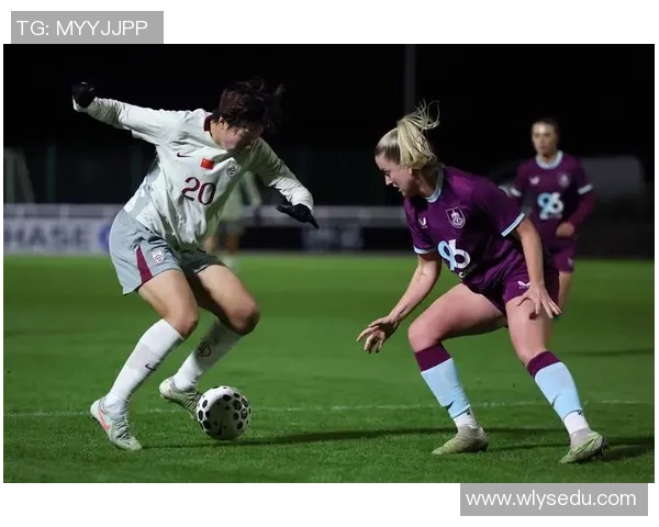 中国女足明星柳岩激情踢足球展现英姿热血沸腾场面